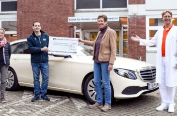 02_Pressefoto_Ossi-Taxi_Spende2